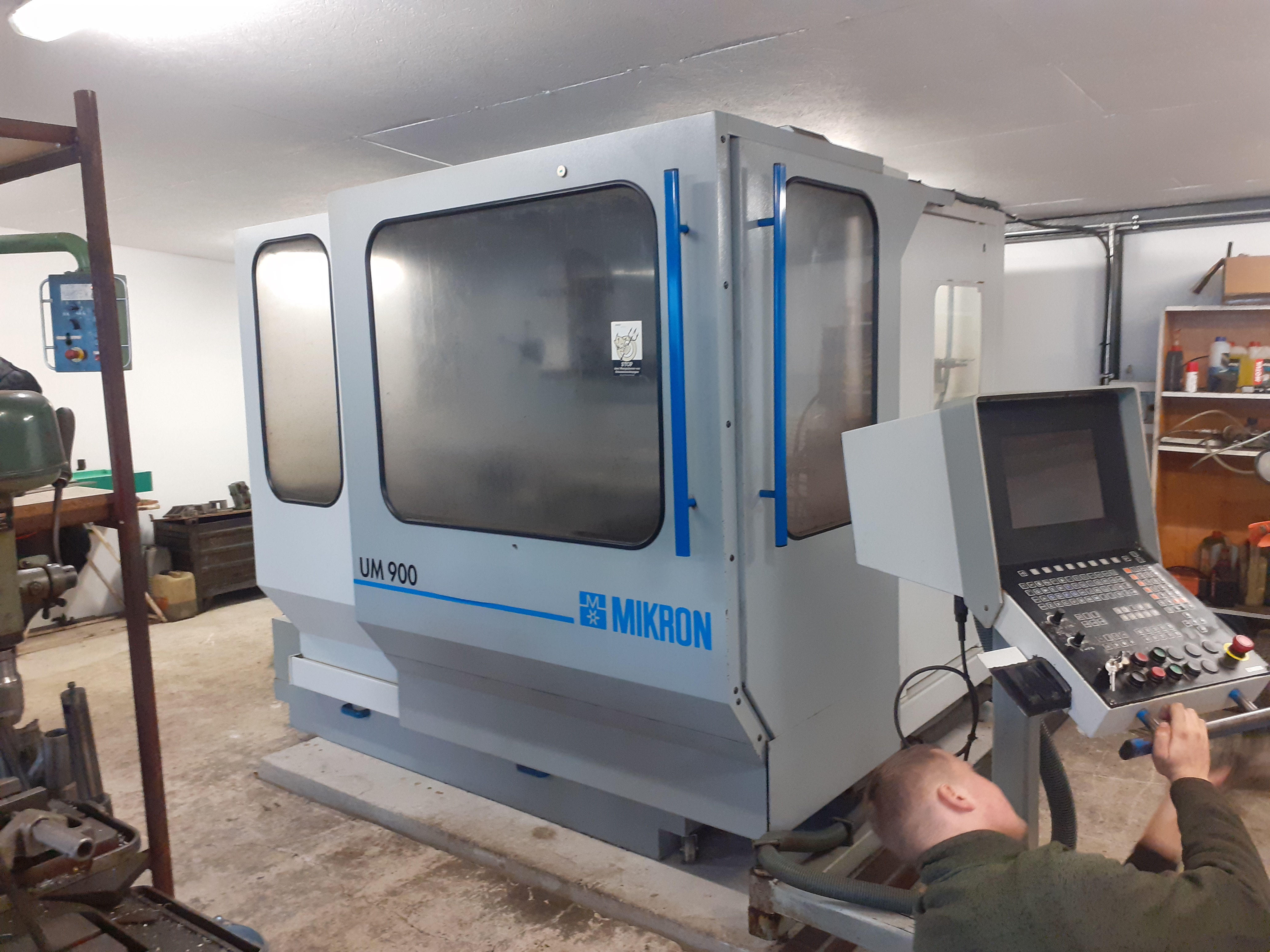 MASZYNA_FREZARKA_CNC_MIKRON_UM_900.jpg